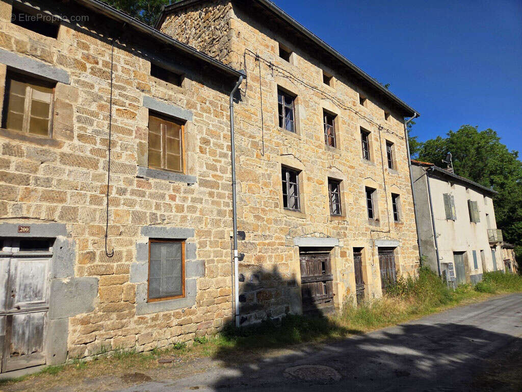 Maison à SAINT-JULIEN-CHAPTEUIL