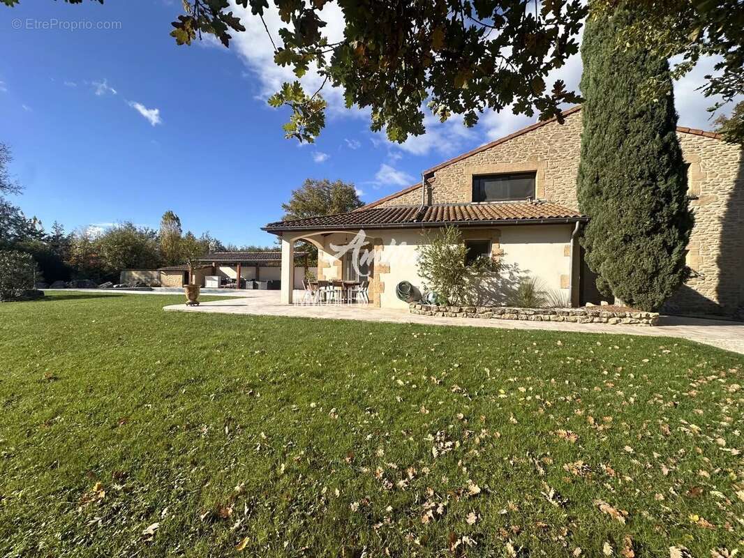 Maison à MONTELEGER