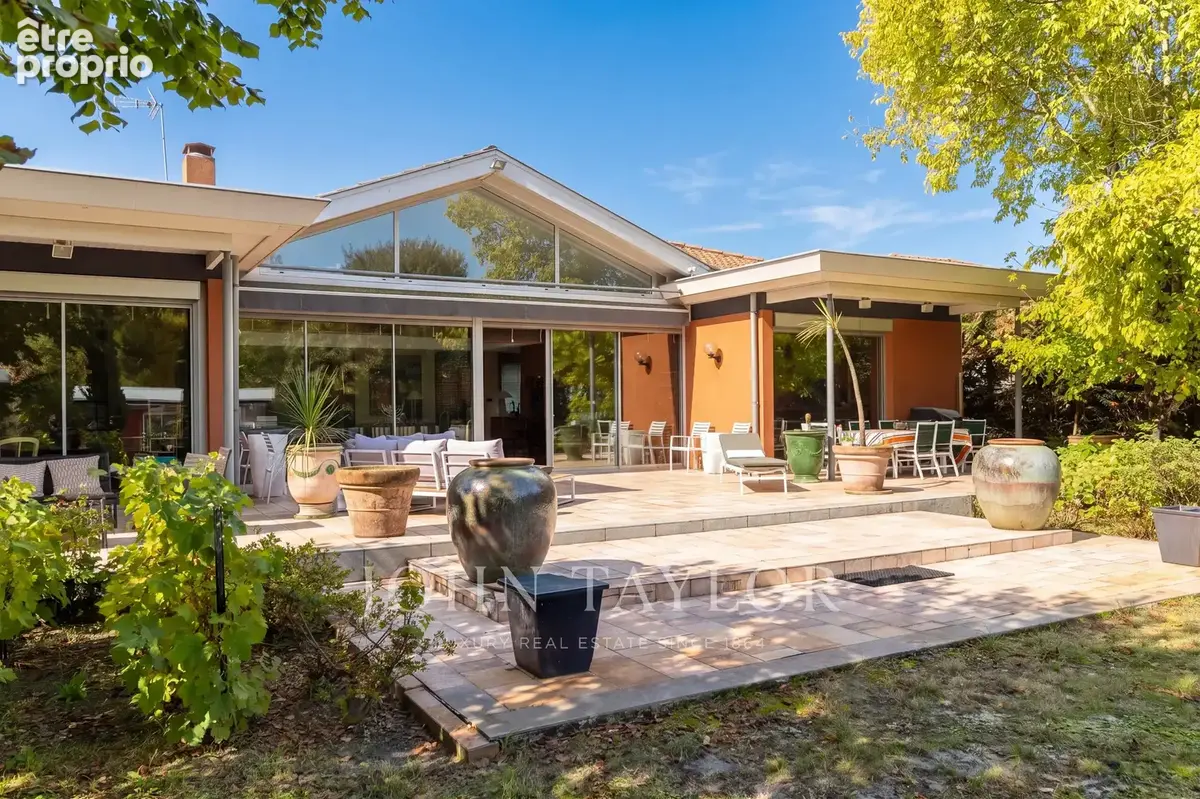 Villa d’architecte – parc paysager de 3 000 m² – piscine – pool house – dépendance - photo 1