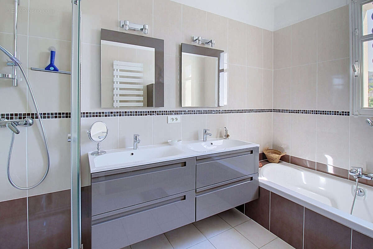 A VENDRE en EXCLUSIVITE à DRAGUIGNAN ! Propriété de caractère avec piscine, en plein coeur de ville - Possibilité 2 logements ou - photo 8