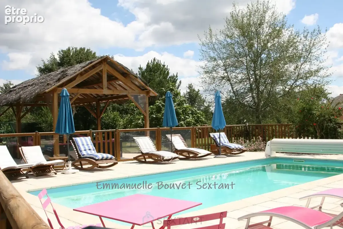 Superbe domaine touristique, 3 ha, 5 chalets bois, salle de réception, maison d'habitation, piscine, divers dépendances - photo 3
