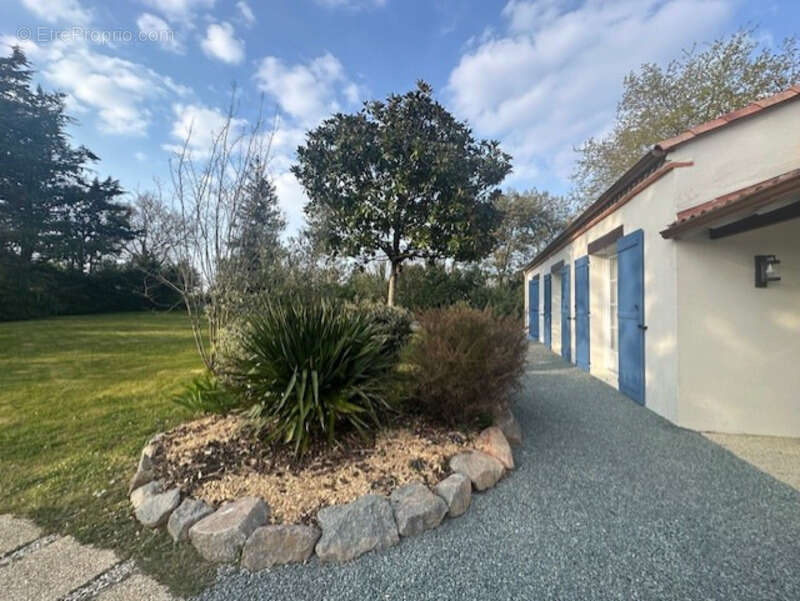 La Roche-sur-Yon Sud, sur la commune d'Aubigny, maison de style rétais de 179 m², 5 chambres, 2334 m² avec piscine - photo 3