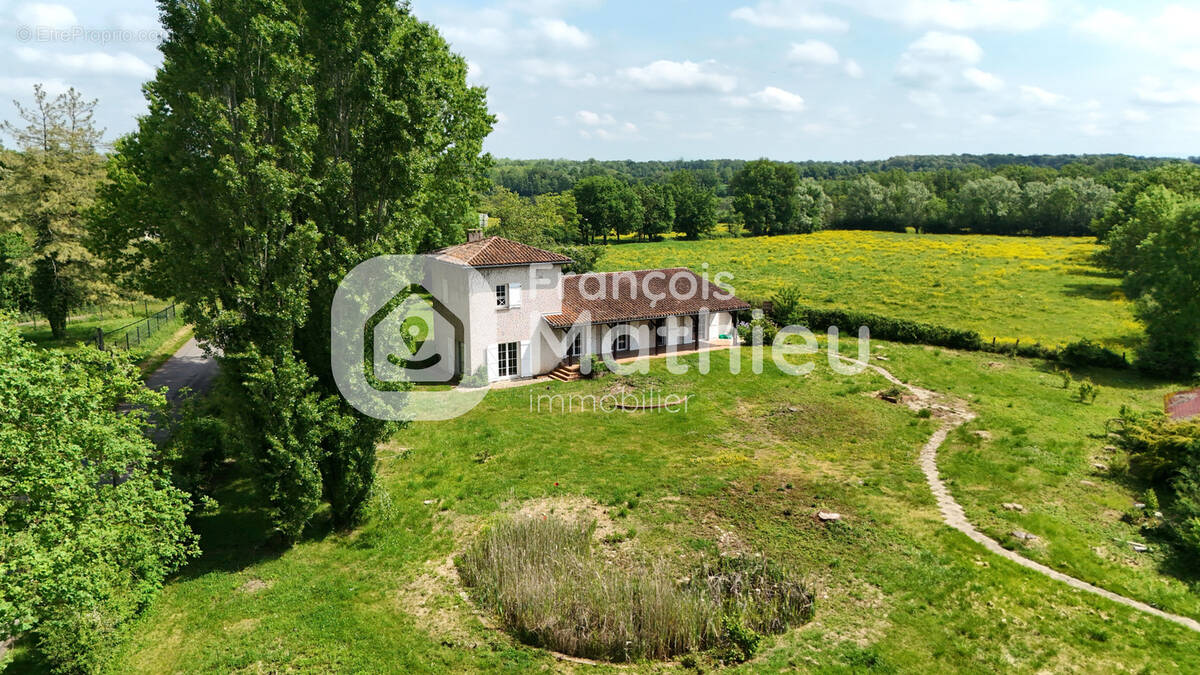Chatillon-sur-Chalaronne - Maison individuelle d'environ 184 m2 habitables avec garage sur une terrain d'envir - photo 1