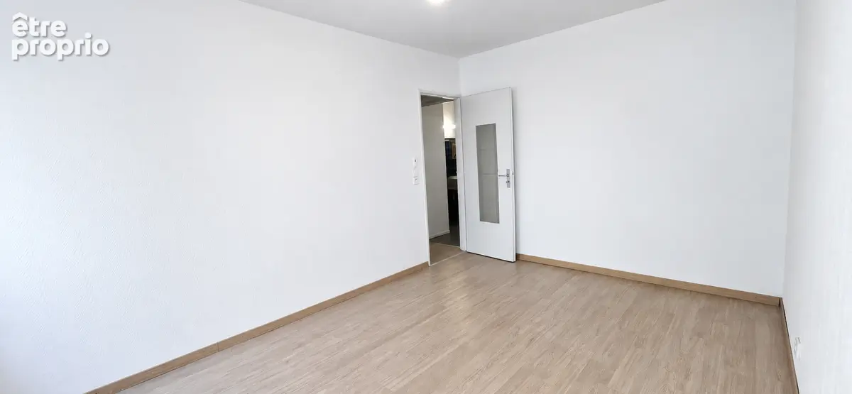 Appartement T2 avec grande terrasse, cave et parking privé - photo 7