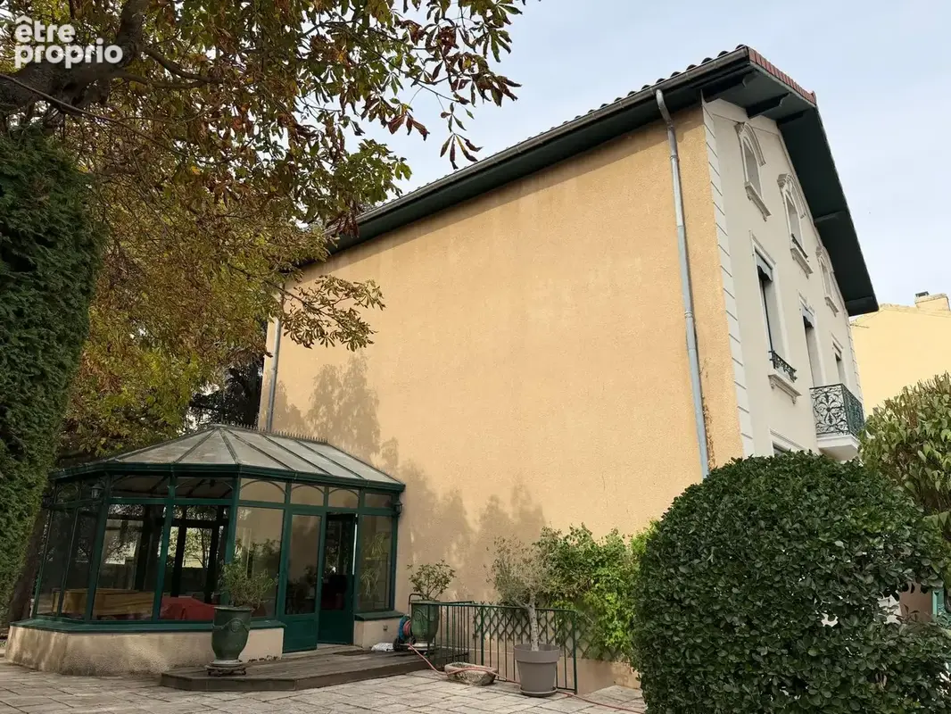 Une demeure de caractère au cœur de Saint-Chamond - photo 2