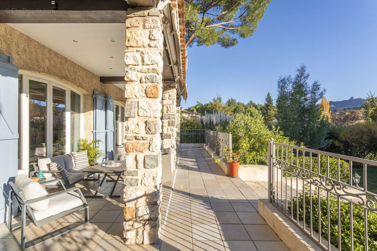 Maison à SIMIANE-COLLONGUE