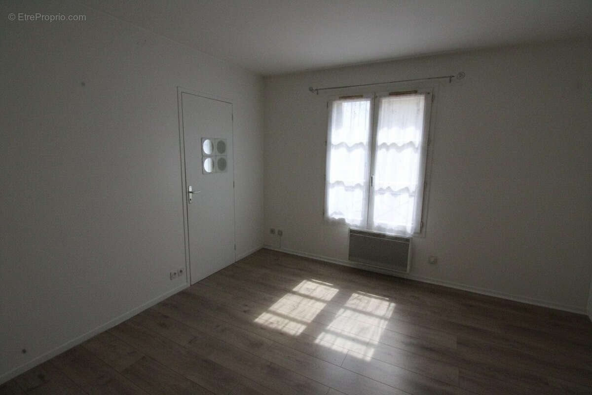 Appartement à LE MESNIL-SAINT-DENIS