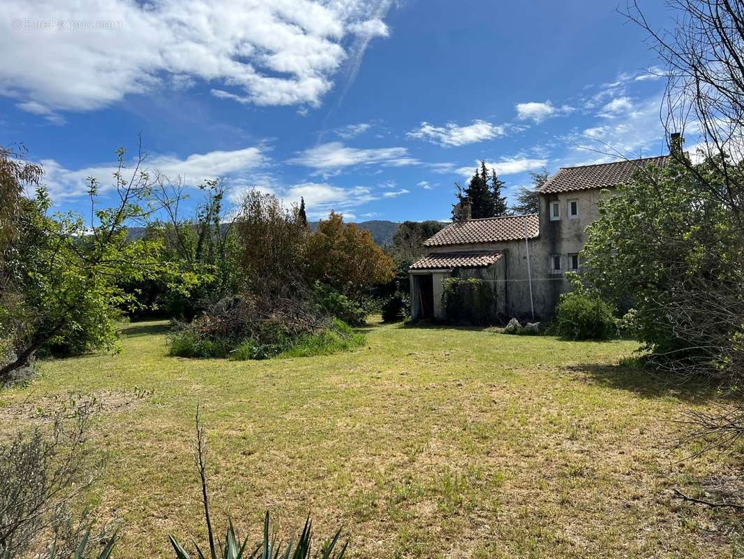 Maison à vendre à Oppède avec une vue sur la montagne du Luberon - photo 3