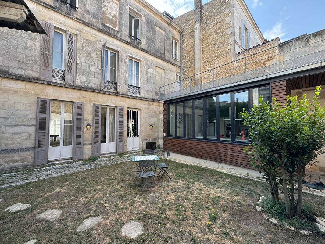 Rochefort Centre-Ville : Maison de Maître 230m² - 6 chambres, jardin et garage attenant - photo 16