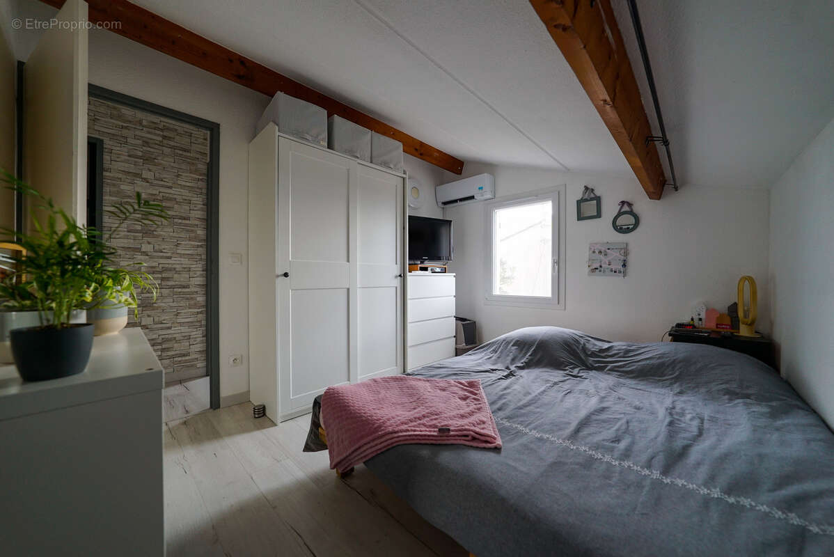 Maison à VIC-LA-GARDIOLE