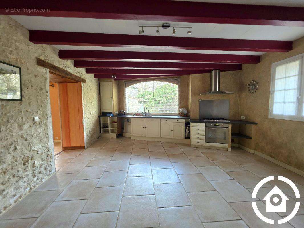 Maison à GENSAC-LA-PALLUE