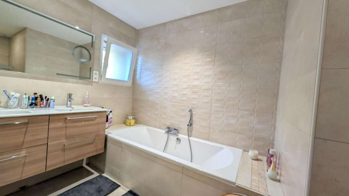 Maison  en pierre de 165 m2  de plain pied rénovée - photo 7