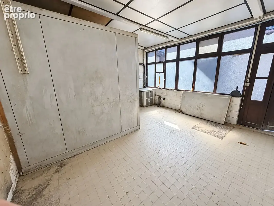 Local de 30m² environ en rez-de-chaussée dans l'arrière cour d'une copropriété - photo 5