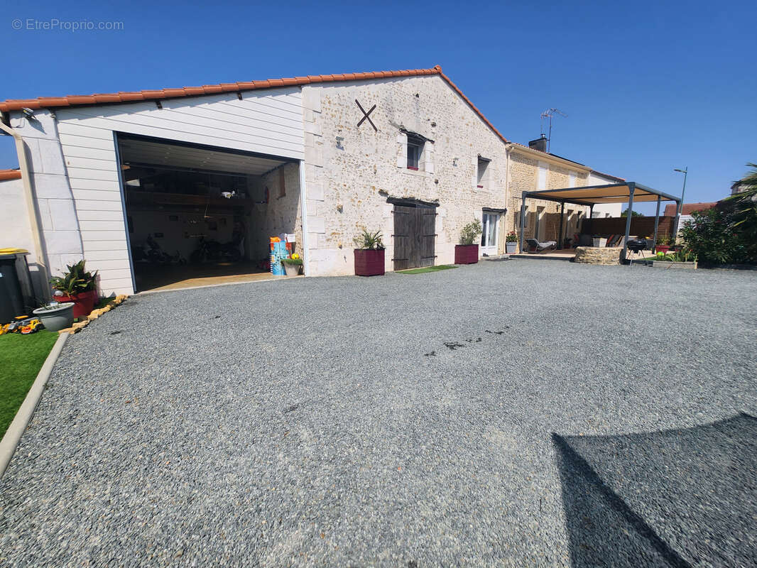 Maison en pierre 6 chambres et grand garage, piscine et terrain clos. - photo 3