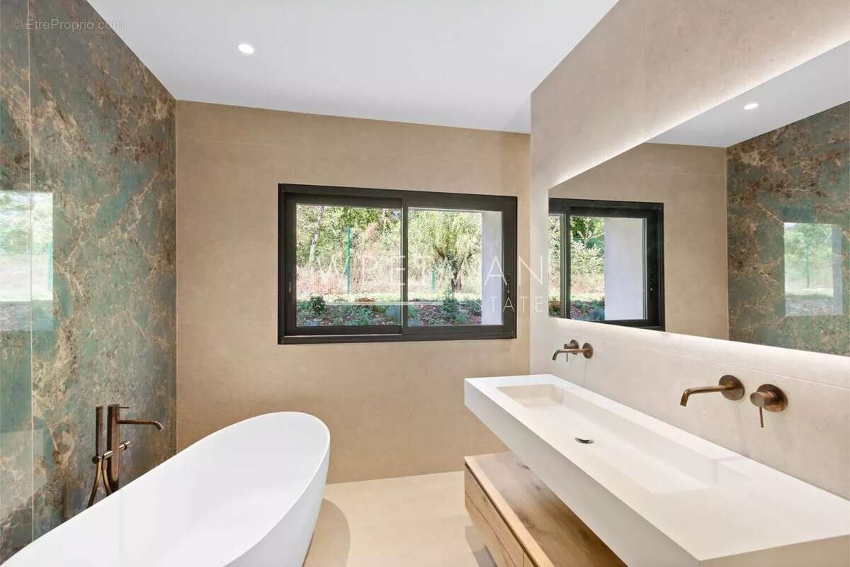 Maison à TOURRETTES