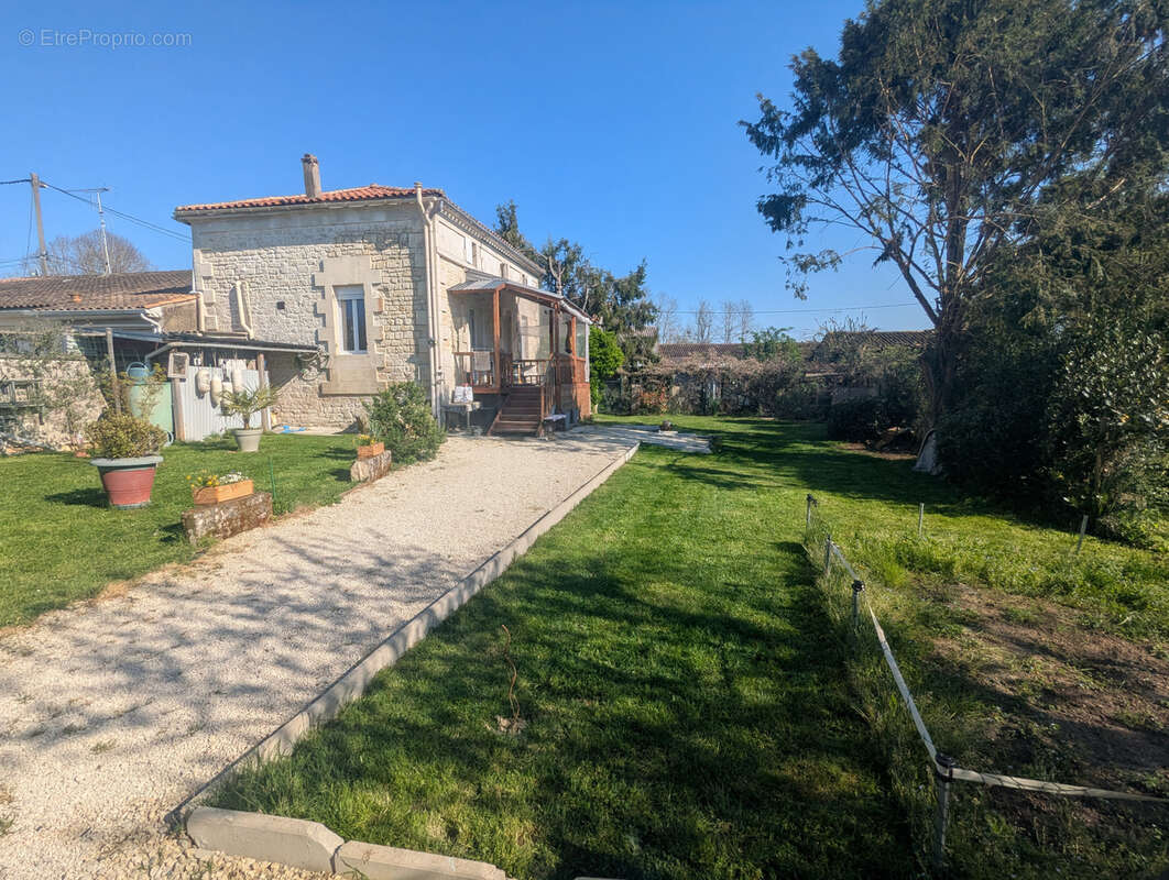 Maison à SAINT-GERMAIN-DE-LUSIGNAN