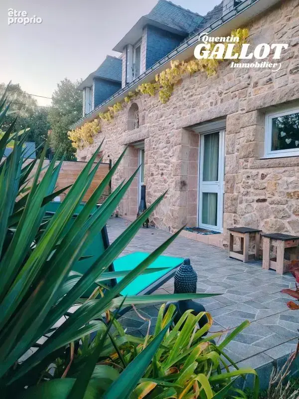 Charmante longère en pierre et sa dépendance – emplacement privilégié au cœur de ploeren 546 000 € fai  187 m²  7 pièces  4 cham - photo 2