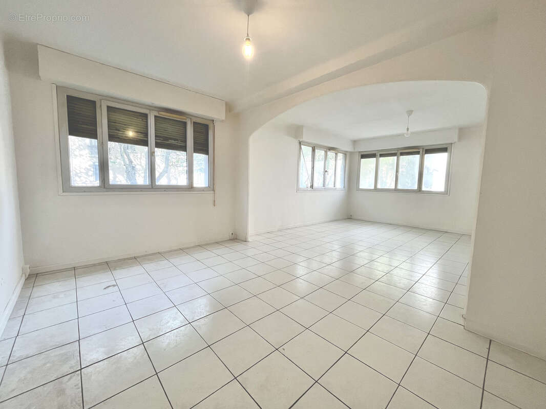Appartement à MARSEILLE-5E