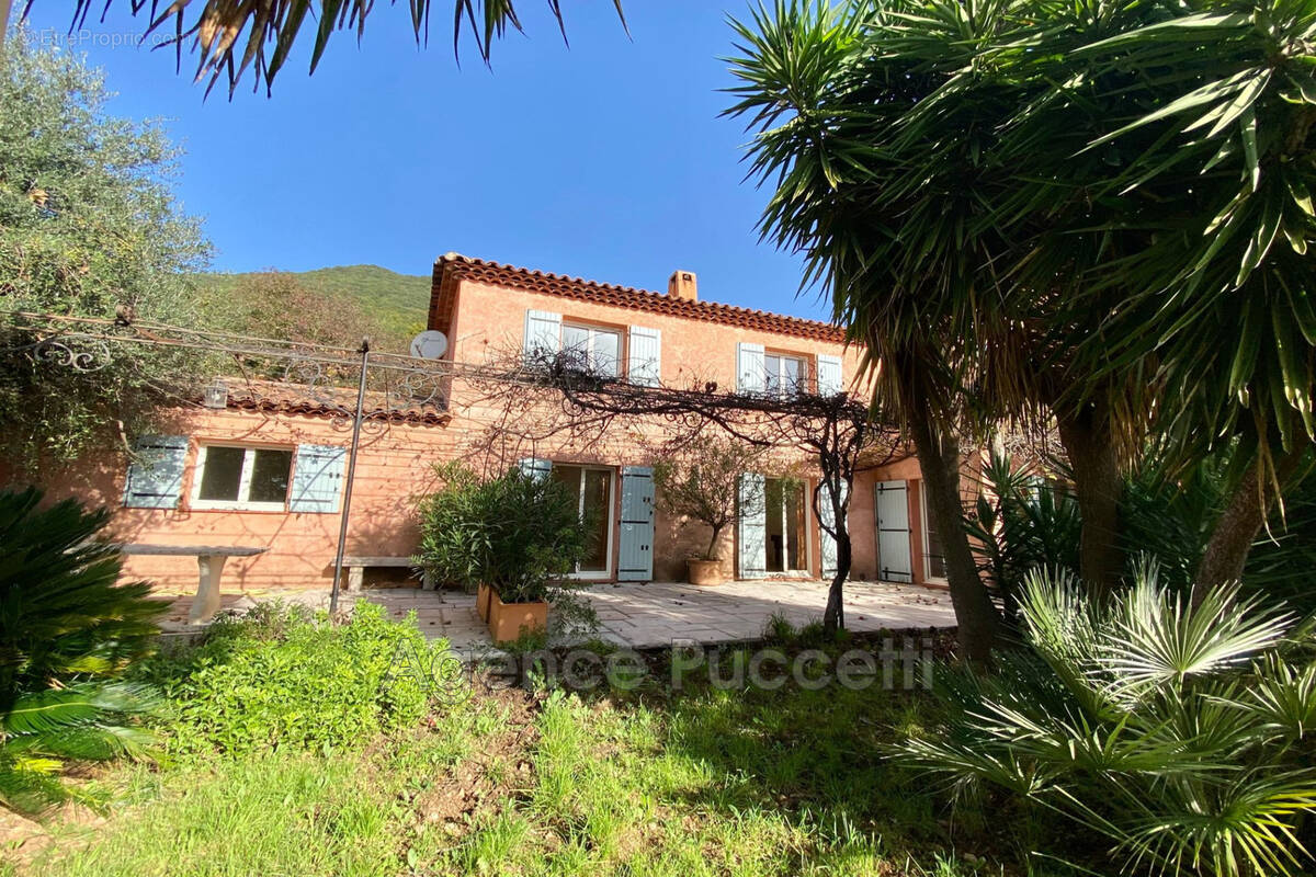 Maison à TOURRETTES-SUR-LOUP