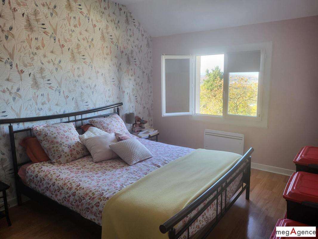 Maison à CREUZIER-LE-VIEUX