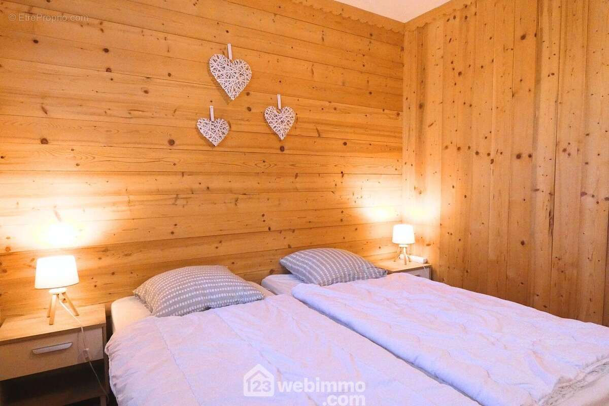 habillé de bois pour une ambiance chaleureuse.
