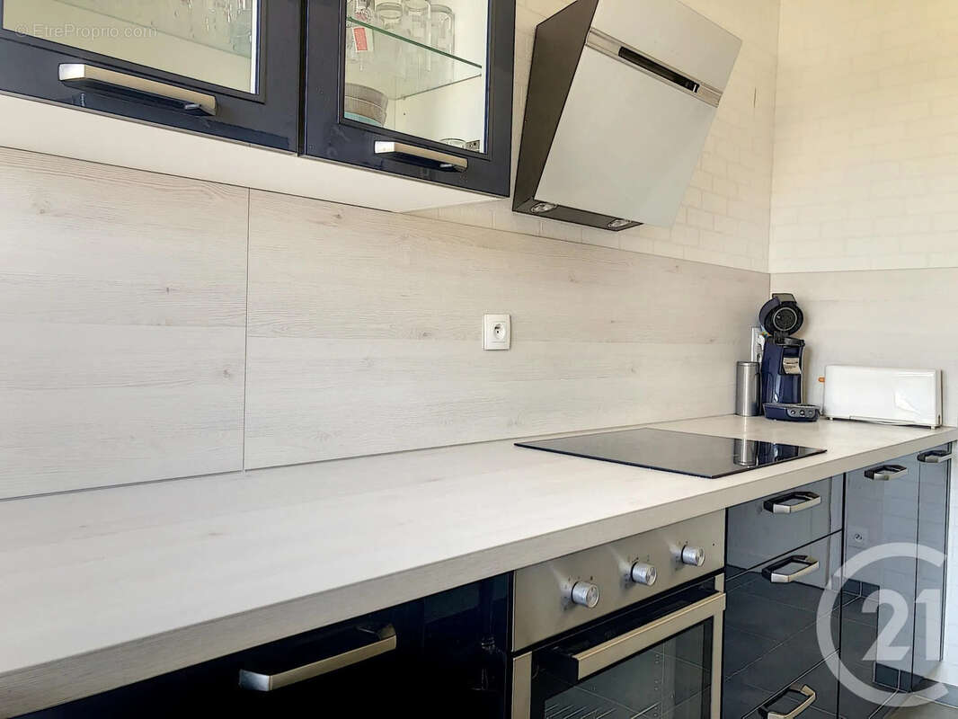 Appartement 76 m² à Saint-Julien-Les-Villas  - photo 7