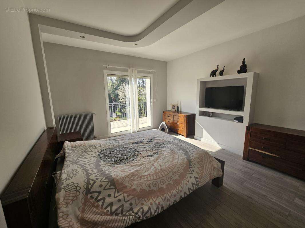 LE CENDRE – Maison familiale rénovée avec 5 chambres, garage de 98 m² et jardin intime - photo 7