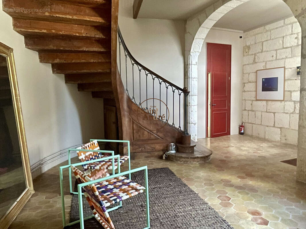 Maison 404 m² à Angouleme  - photo 2