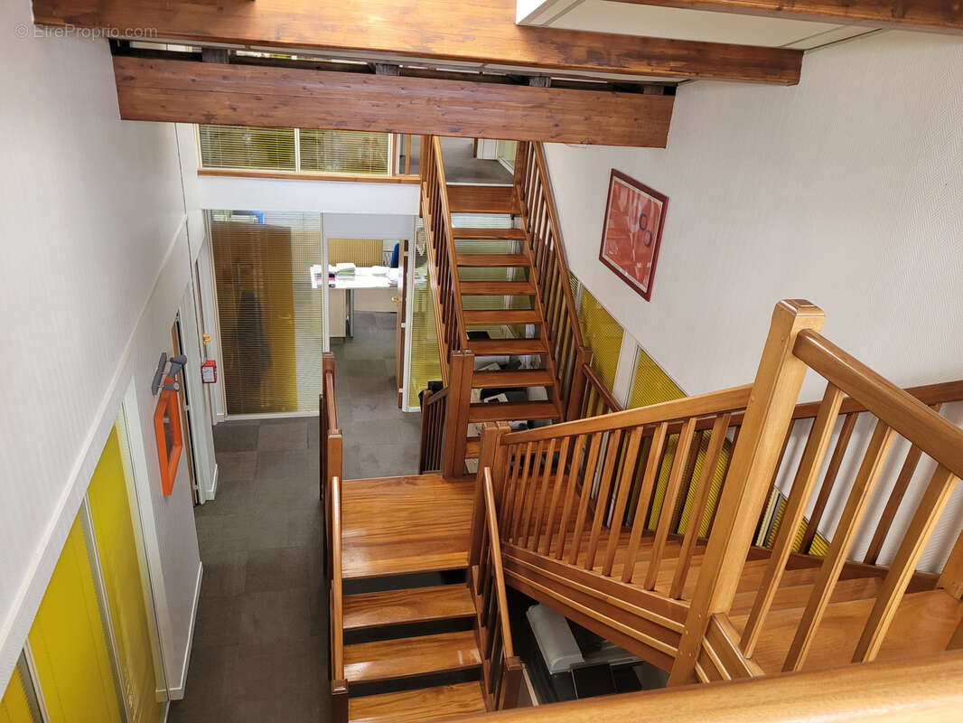 Local d'activite+bureaux de 500m2 - photo 6