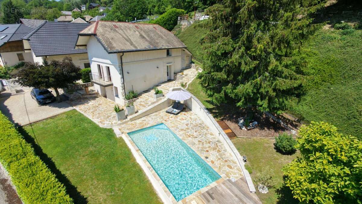Proche Chambéry ! Propriété de charme, avec piscine et gîte, composée de deux maisons indépendantes sur 2800m2 de terrain - photo 3