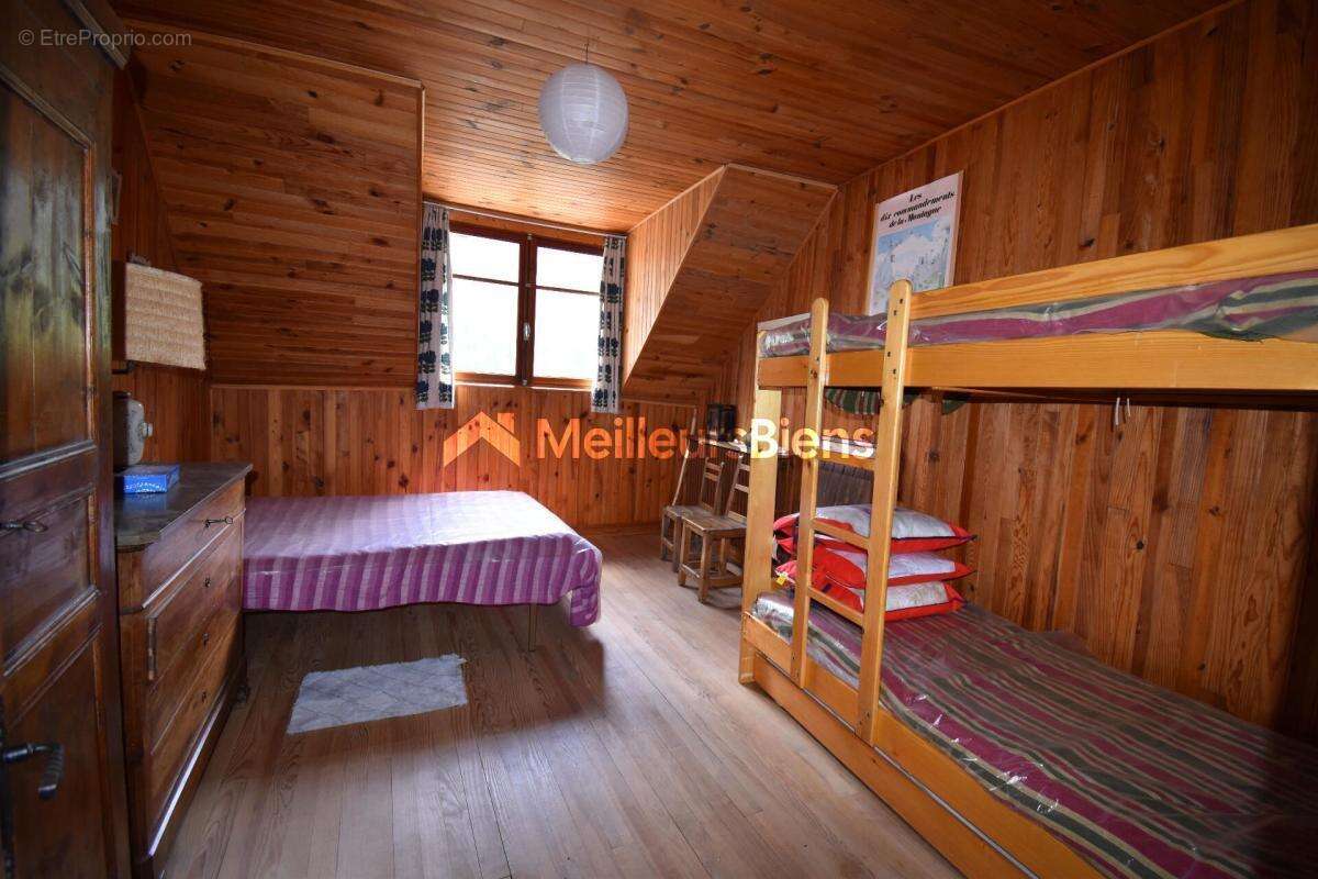 Maison de village, mitoyenne, à Névache, 140 m², 4 chambres, petit jardin, cave voûtée et cheminée - photo 8