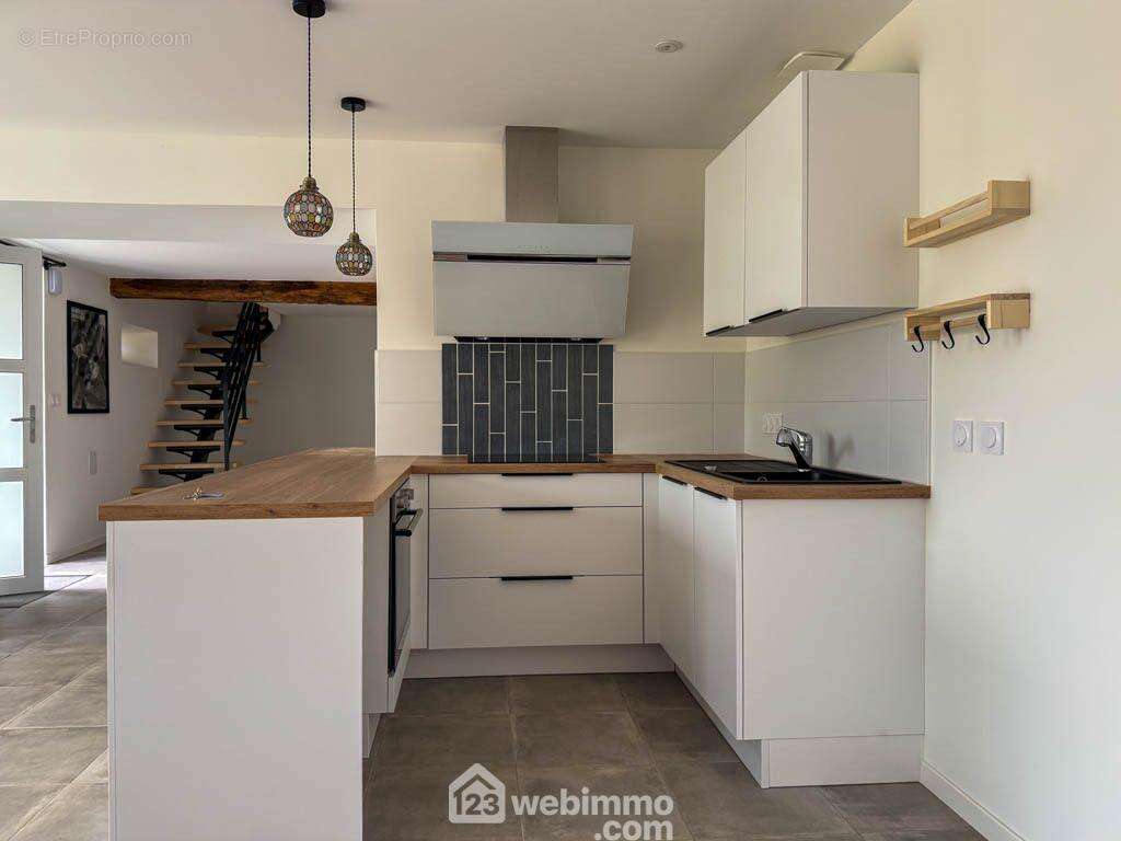 une cuisine moderne aménagée et équipée, - Maison à POUZAUGES