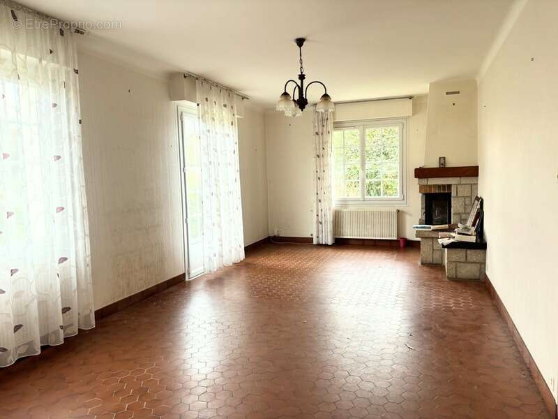 Maison 208m² - 6 Chambres - DEPENDANCES - TERRAIN 2100m² - photo 4