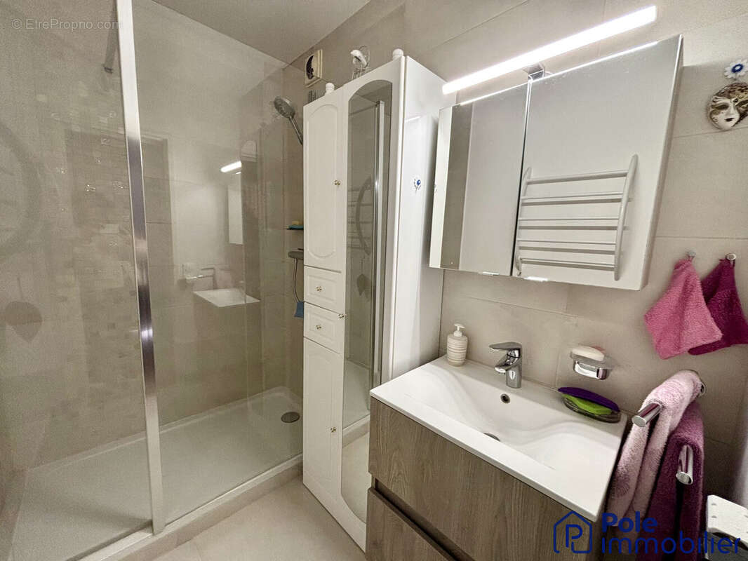 CAEN APPARTEMENT T5-SALLE DE BAIN  - Appartement à CAEN