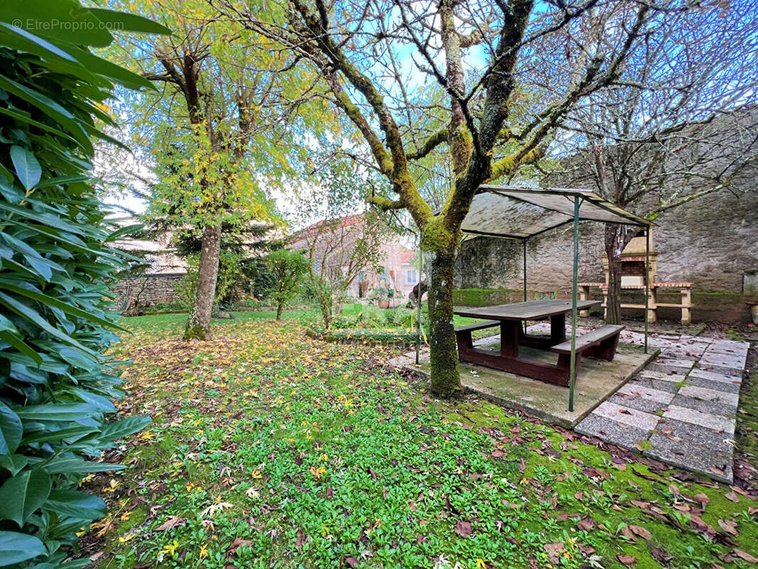 Maison à RUELLE-SUR-TOUVRE