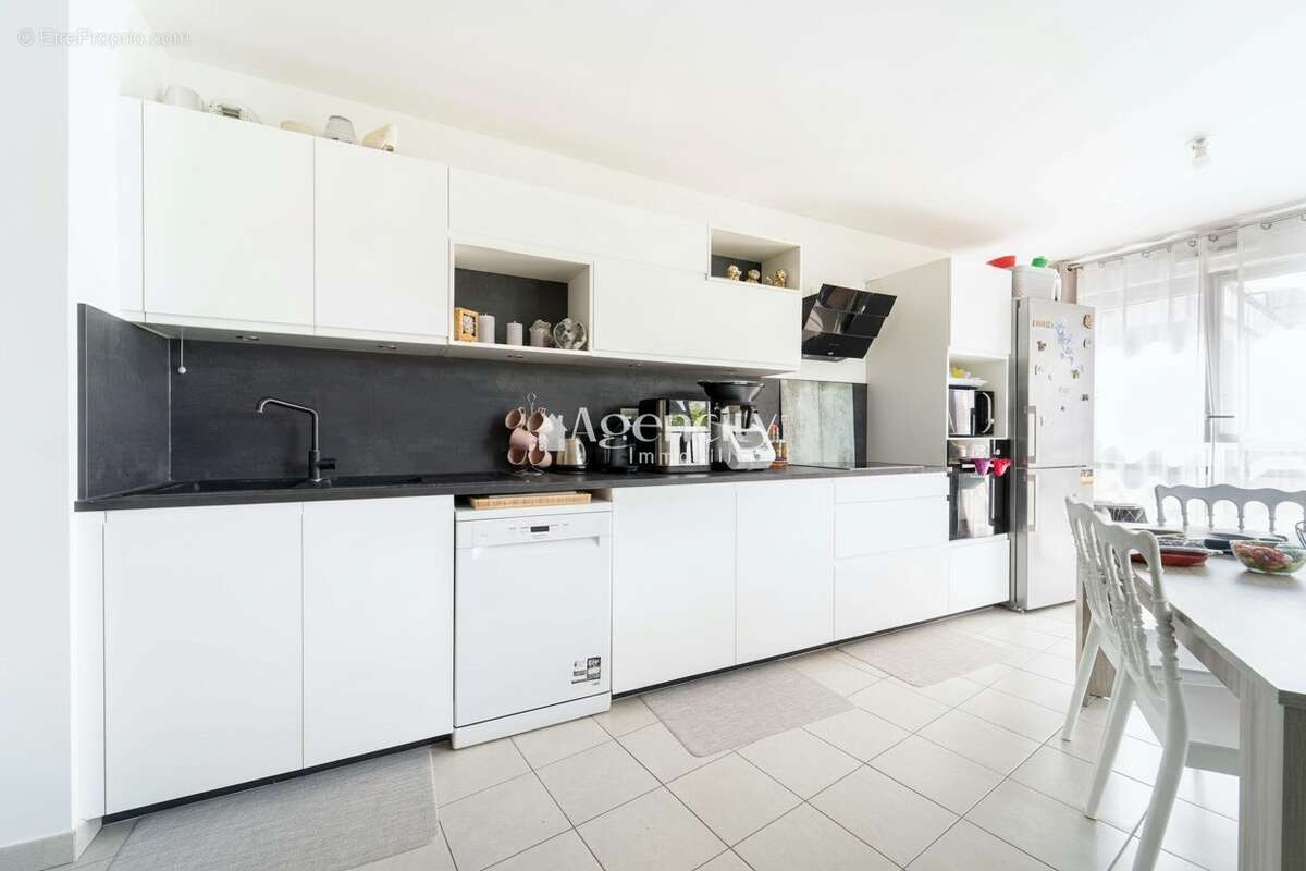 cuisine récente aménagée et équipée - Appartement à SAINT-THIBAULT-DES-VIGNES