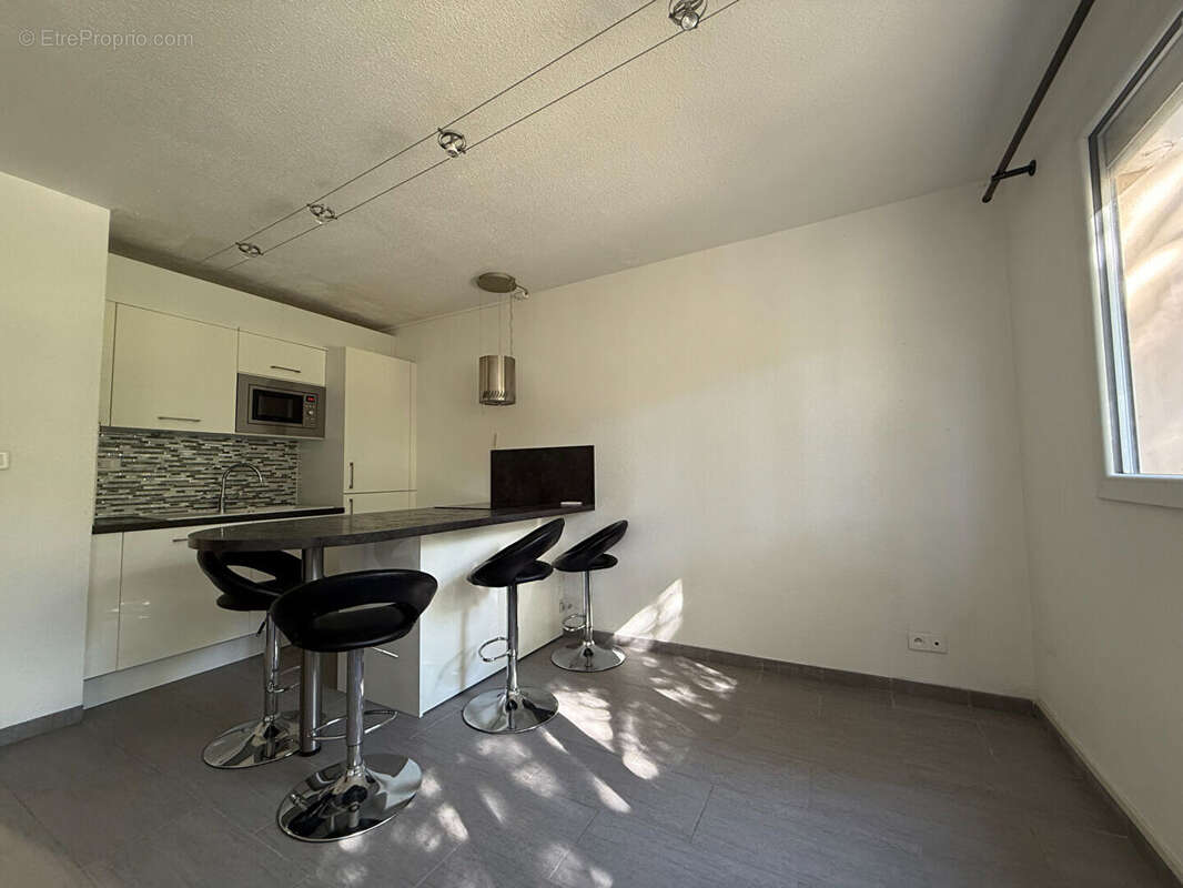 ** Proche Village et Port ** APPARTEMENT 2 Pièces 32,43m² ** Dernier étage ** Prestations Actuelles ** (83430) SAINT MANDRIER SU - photo 3
