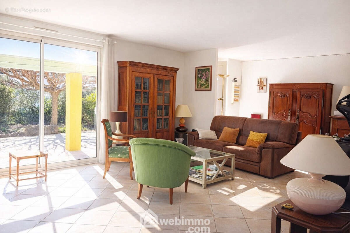 Entrée dans open space de 44m², poss de décloisonner le bureau et avoir un espace à vivre de 50m² - Maison à LE THORONET