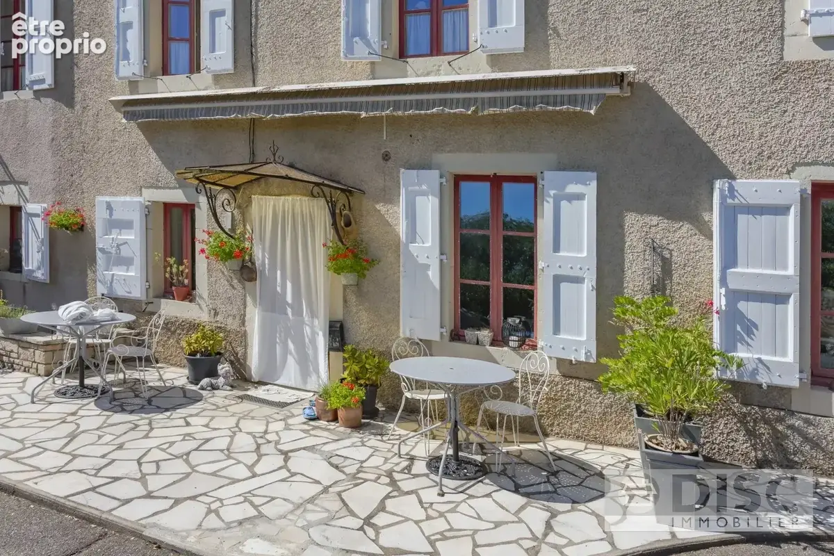 Maison avec appartement indépendant, grand jardin et dépendances. - photo 1
