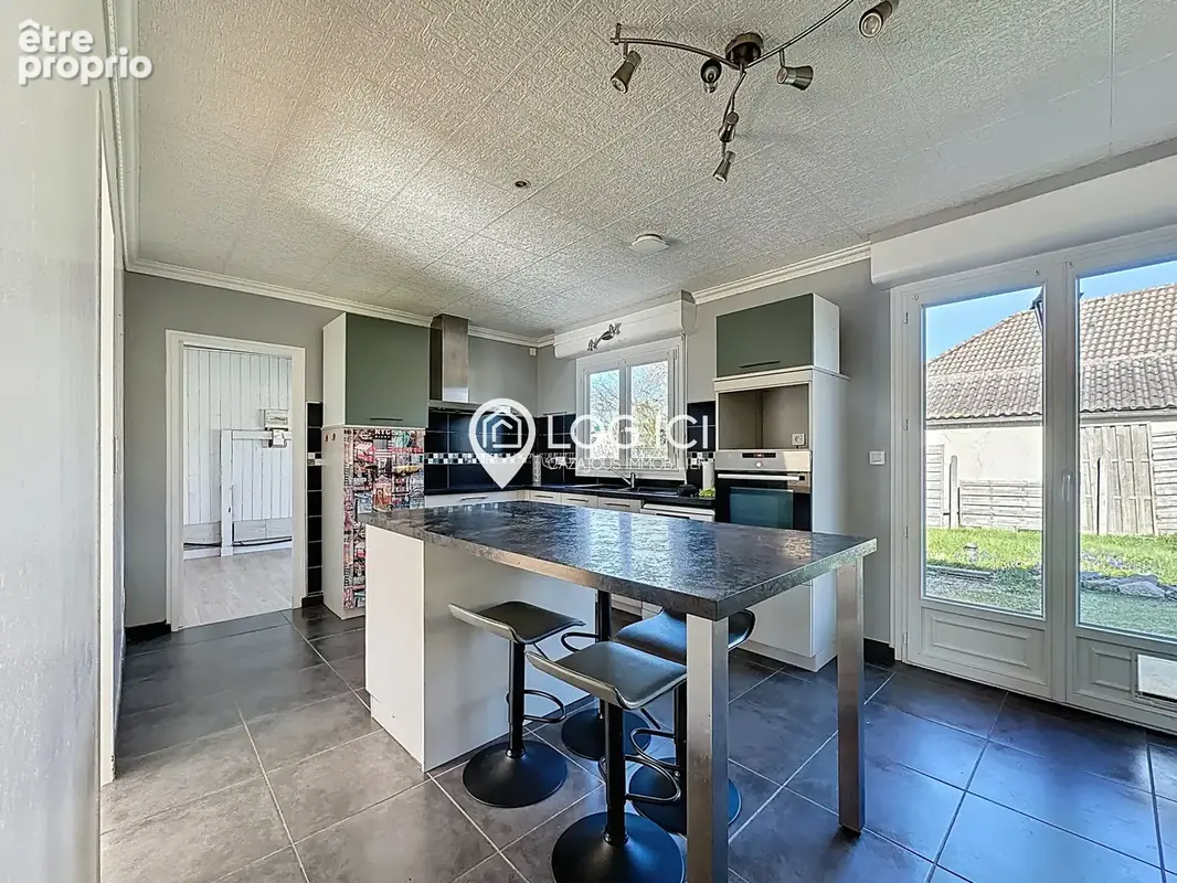 BORDERES - Vente Maison de plain-pied T5 avec double garage et piscine intérieure sur un terrain de 1 209 m2 - photo 7