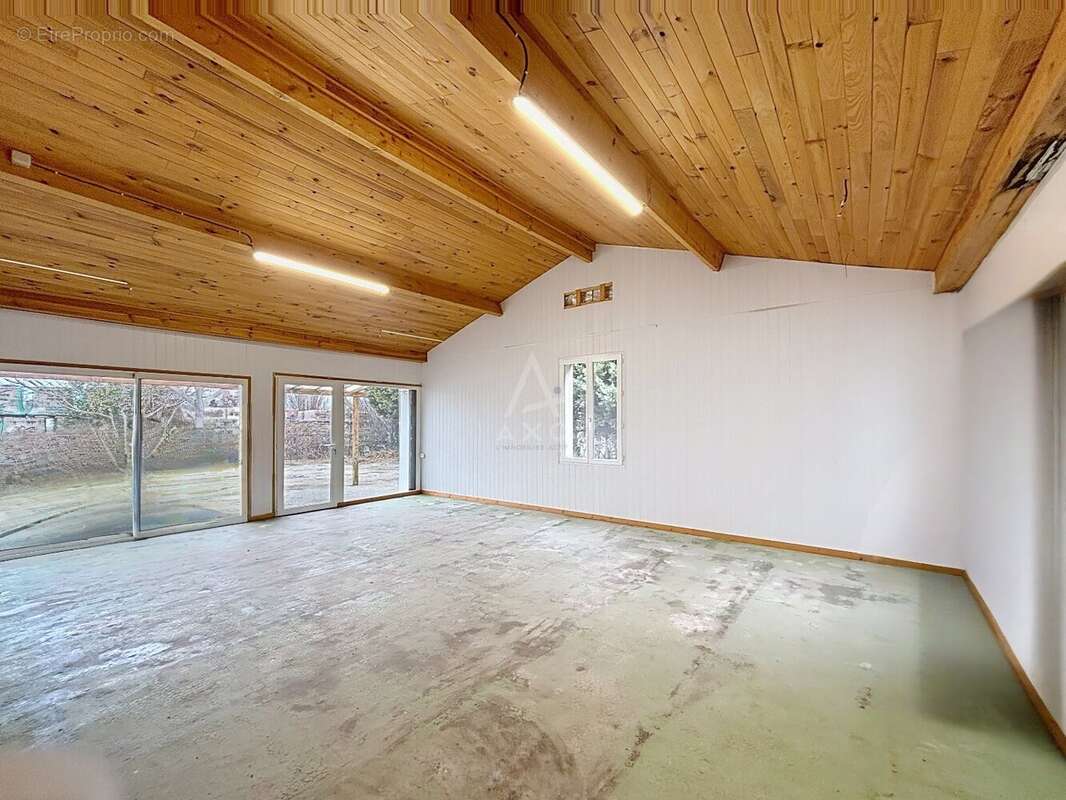 Maison à VILLENEUVE-LA-COMPTAL