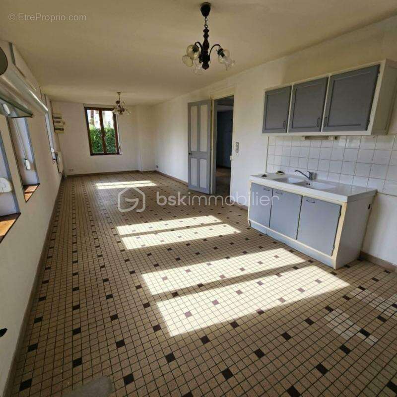 Maison de 113 m2 avec terrain de 700m2 et garages - photo 3