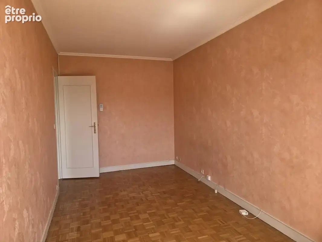 Bel appartement familial de 4 pièces avec balcons et parkings   À fort potentiel ! - photo 9