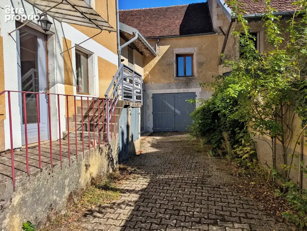 cour maison en pierre Sud Yonne