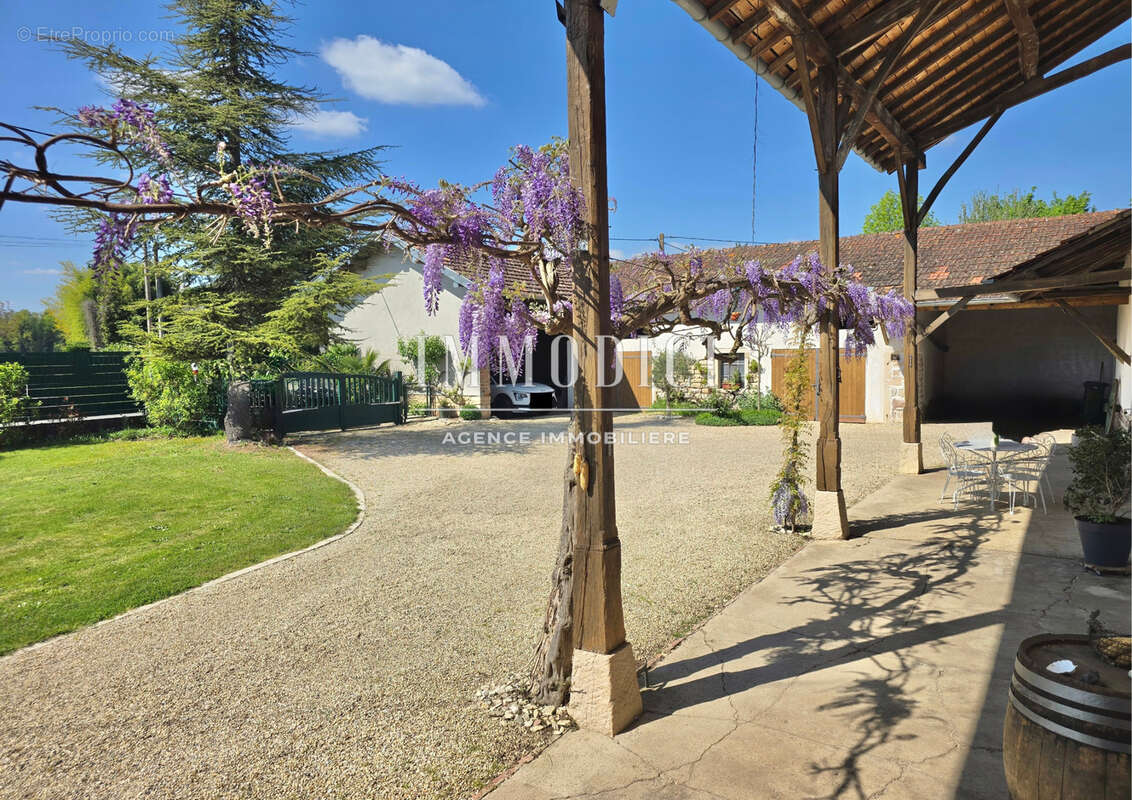 Maison à BAGE-LA-VILLE