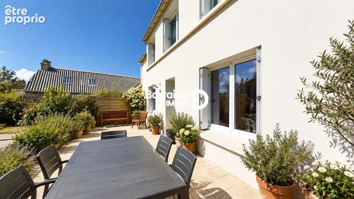 BARRAINE IMMO - A VENDRE - ARGOL : À 200 m de la plage, maison avec jardin, atelier et grand hangar - Réf : CR00290 - photo 1