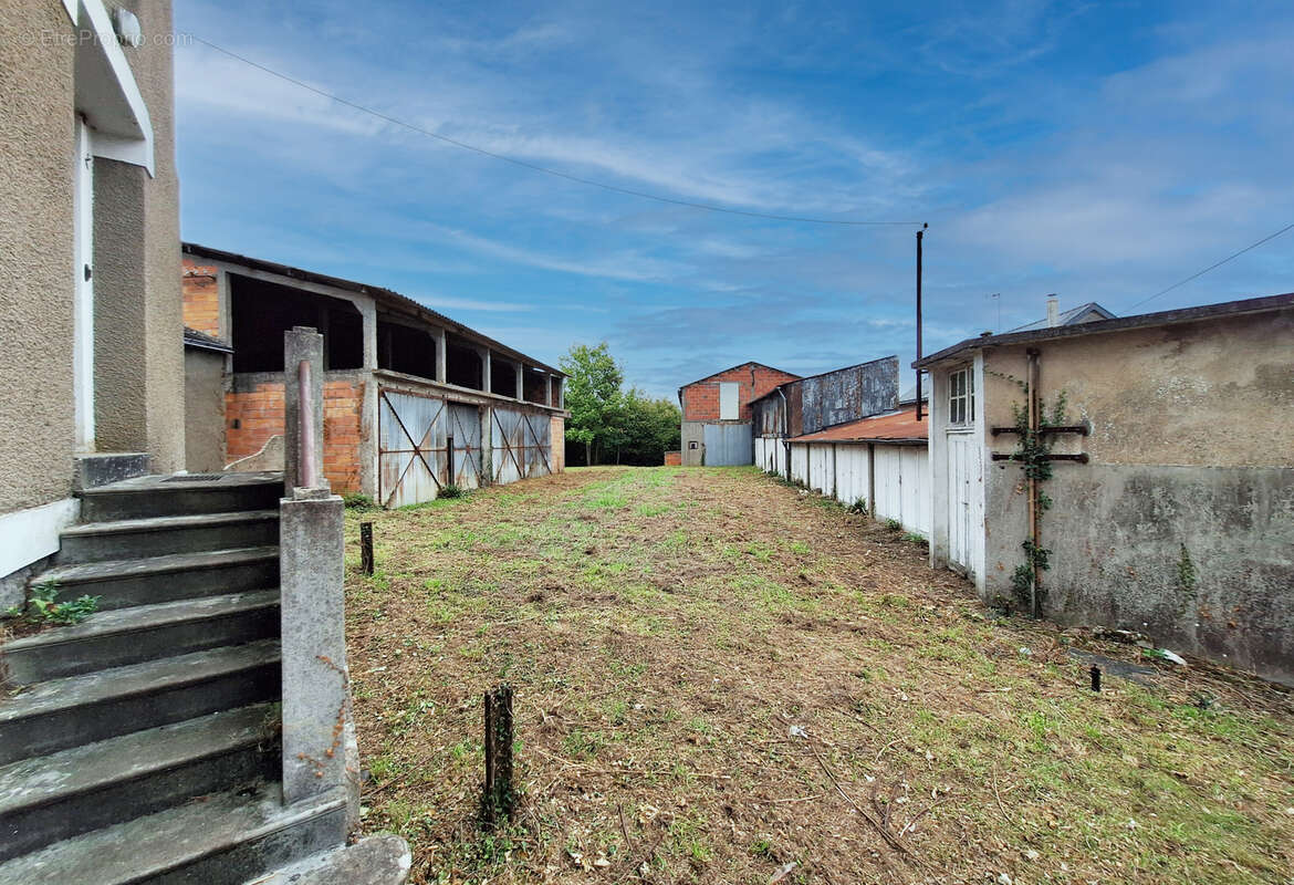 Rare à Pouancé maison de caractère avec dépendances - photo 3