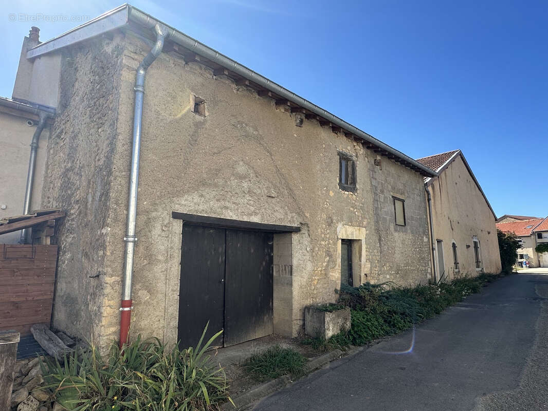 Maison à AVRAINVILLE