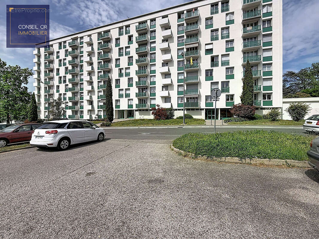 Appartement à PIERRE-BENITE