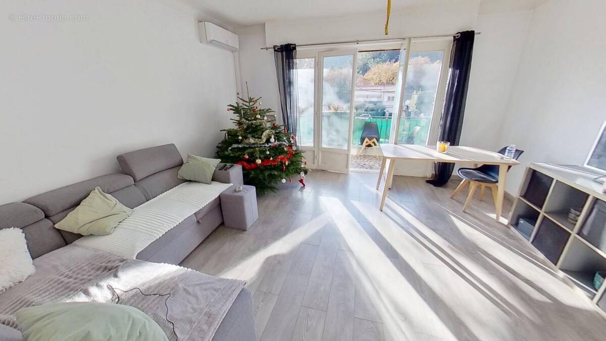 Appartement à CONTES